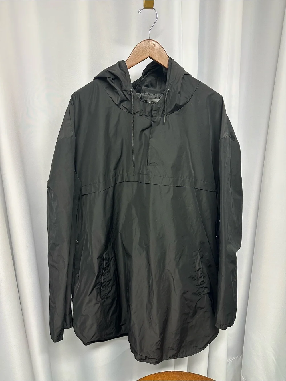 Zara men’s Black Hooded Windbreaker pullover jacket large